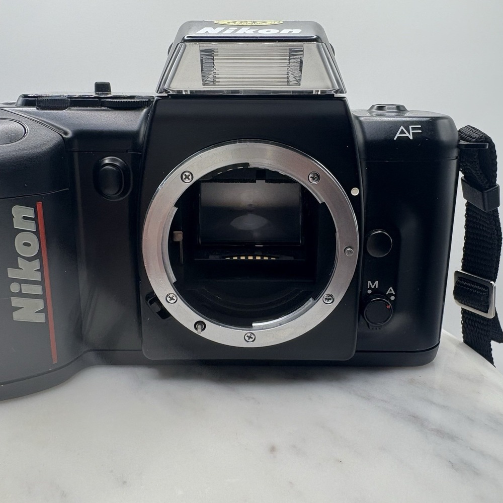 Vintage Nikon N4004 AF 35mm SLR Film Camera Body Only W/ Manuals Bag Powers On - Picture 3 of 14
